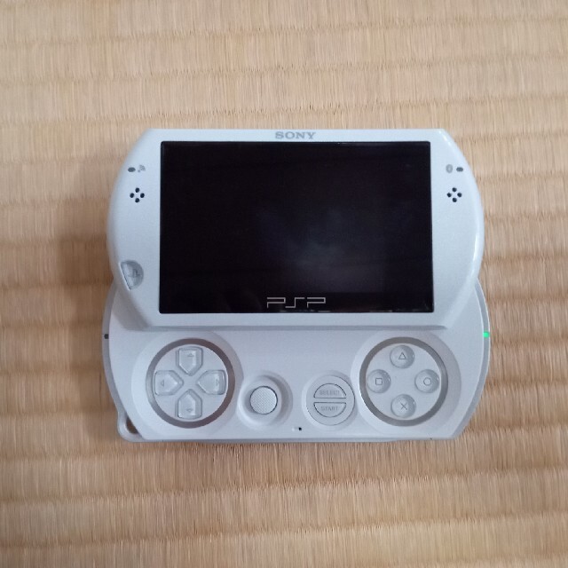 PlayStation Portable(プレイステーションポータブル)のPSP GO 本体　16GBモデル　中古 エンタメ/ホビーのゲームソフト/ゲーム機本体(携帯用ゲーム機本体)の商品写真