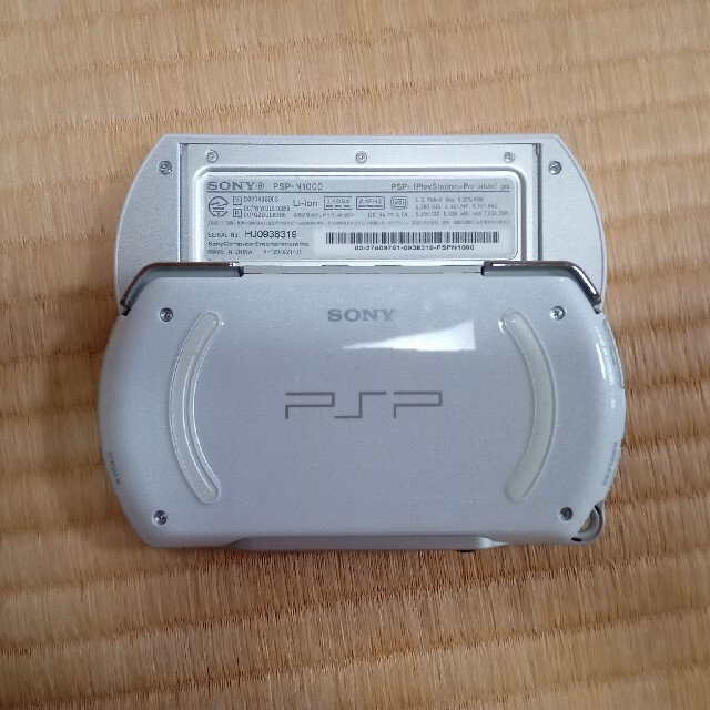 PlayStation Portable(プレイステーションポータブル)のPSP GO 本体　16GBモデル　中古 エンタメ/ホビーのゲームソフト/ゲーム機本体(携帯用ゲーム機本体)の商品写真