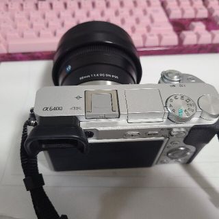 ソニー(SONY)のSony a6400 シルバー sigma56mm sdカード付き(デジタル一眼)