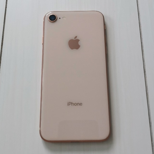 iPhone(アイフォーン)の中古美品　iPhone8 ゴールド64GB simロック解除済 スマホ/家電/カメラのスマートフォン/携帯電話(スマートフォン本体)の商品写真