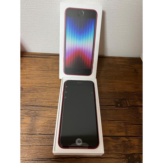 iPhone SE 第三世代　64GB レッド スマホ/家電/カメラのスマートフォン/携帯電話(スマートフォン本体)の商品写真