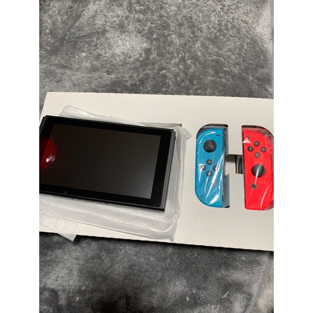 Nintendo Switch(ニンテンドースイッチ)のSwitch中古(SDカード32gb、ソフト2本付き) エンタメ/ホビーのゲームソフト/ゲーム機本体(家庭用ゲーム機本体)の商品写真