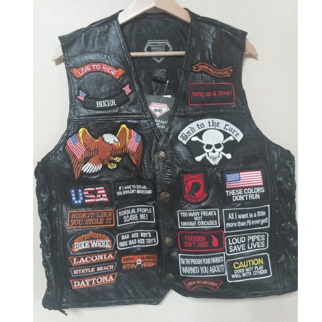 レザーベスト ビッグロゴ 刺繍 米国L 水牛革 メンズのジャケット/アウター(ライダースジャケット)の商品写真