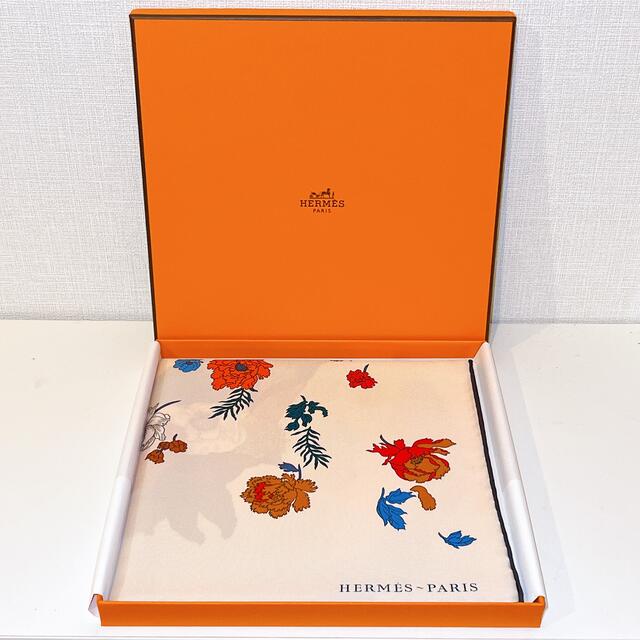 Hermes(エルメス)の【新品・箱リボン付】ローブ・レジェール カレ90 オフホワイト クリーム 白 レディースのファッション小物(バンダナ/スカーフ)の商品写真