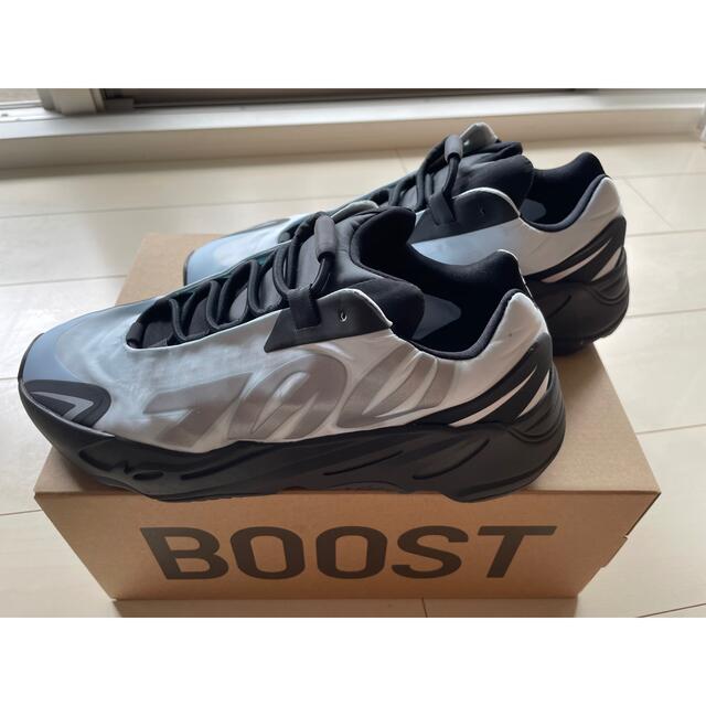 adidas イージーブースト700 メタリック