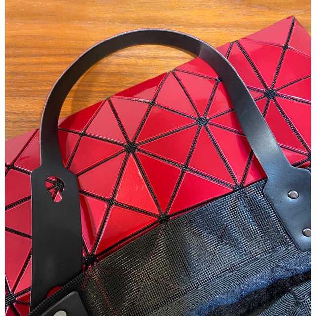 BaoBaoIsseyMiyake(バオバオイッセイミヤケ)のBAOBAO ISSEY MIYAKE LUCENT ルーセント メタリック 赤 レディースのバッグ(トートバッグ)の商品写真