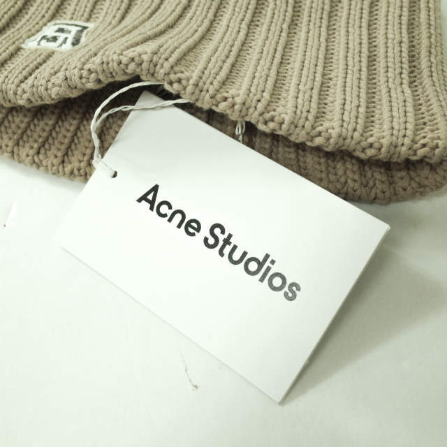 Acne Studios(アクネストゥディオズ)のAcne Studios アクネストゥディオズ ロゴパッチ 畦編みニットキャップ FN-UX-HATS000084 ONE SIZE HAZEL BEIGE ビーニー ニット帽 ワッチキャップ 帽子【新古品】【中古】【Acne Studios】 メンズの帽子(ニット帽/ビーニー)の商品写真