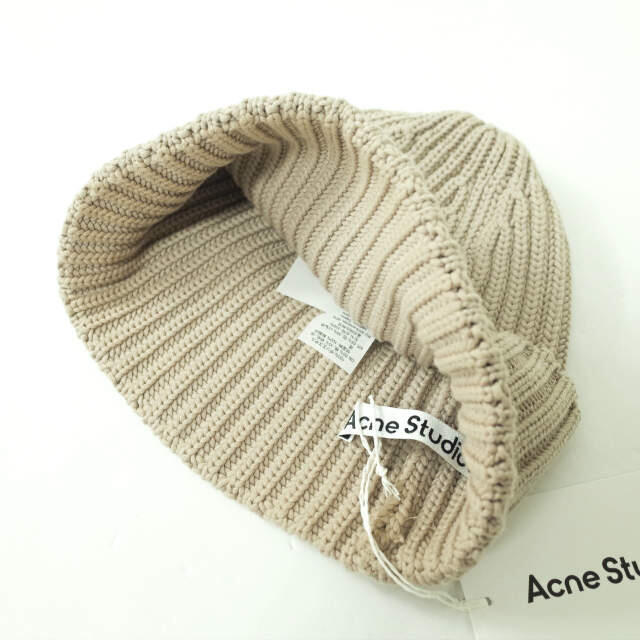 Acne Studios(アクネストゥディオズ)のAcne Studios アクネストゥディオズ ロゴパッチ 畦編みニットキャップ FN-UX-HATS000084 ONE SIZE HAZEL BEIGE ビーニー ニット帽 ワッチキャップ 帽子【新古品】【中古】【Acne Studios】 メンズの帽子(ニット帽/ビーニー)の商品写真