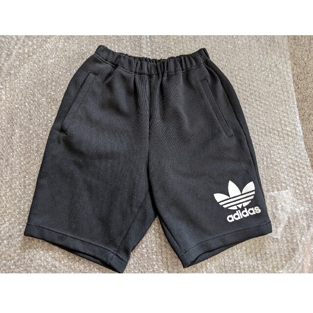 adidas(アディダス)のアディダス ハーフパンツ黒 サイズ145cmから155cmジャージ素材 キッズ/ベビー/マタニティのキッズ服男の子用(90cm~)(パンツ/スパッツ)の商品写真