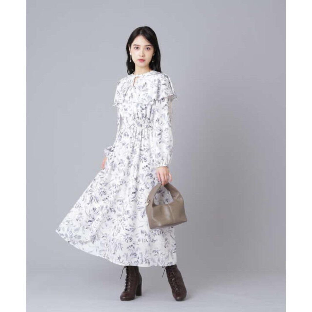 JILL by JILLSTUART(ジルバイジルスチュアート)のヴィンテージライクプリントケープワンピース　ジルバイジルスチュアート レディースのワンピース(ロングワンピース/マキシワンピース)の商品写真