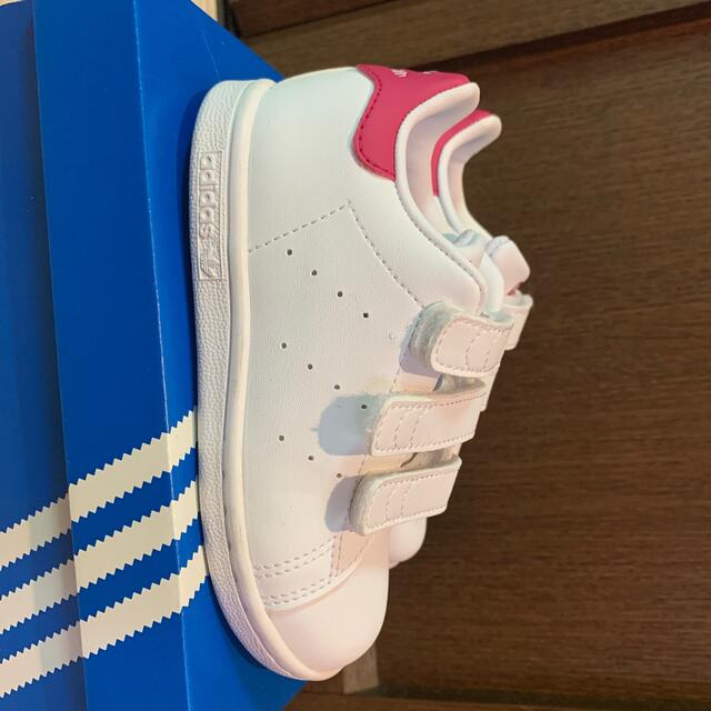 adidas(アディダス)のキッズ adidas スタンスミス キッズ/ベビー/マタニティのキッズ靴/シューズ(15cm~)(スニーカー)の商品写真