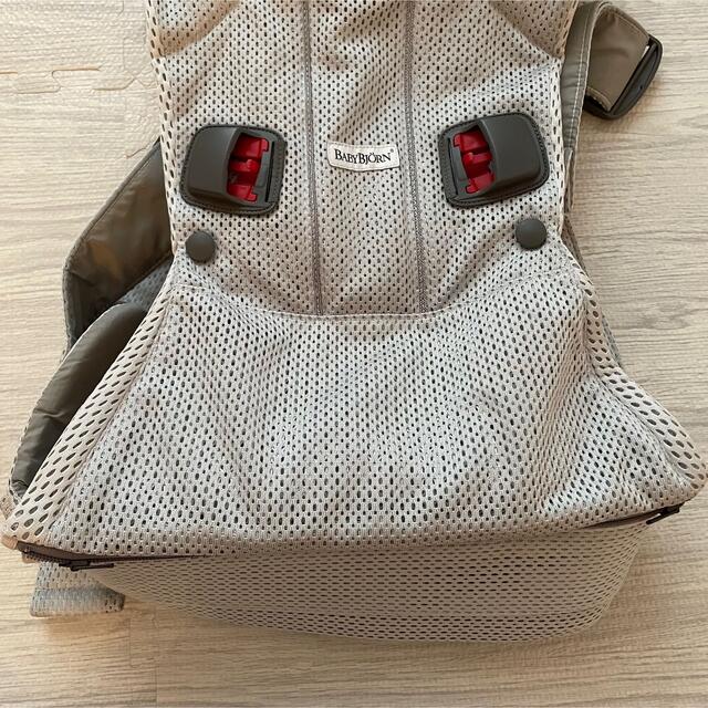 BABYBJORN(ベビービョルン)のベビービョルン ベビーキャリア ONE KAI Air シルバー キッズ/ベビー/マタニティの外出/移動用品(抱っこひも/おんぶひも)の商品写真