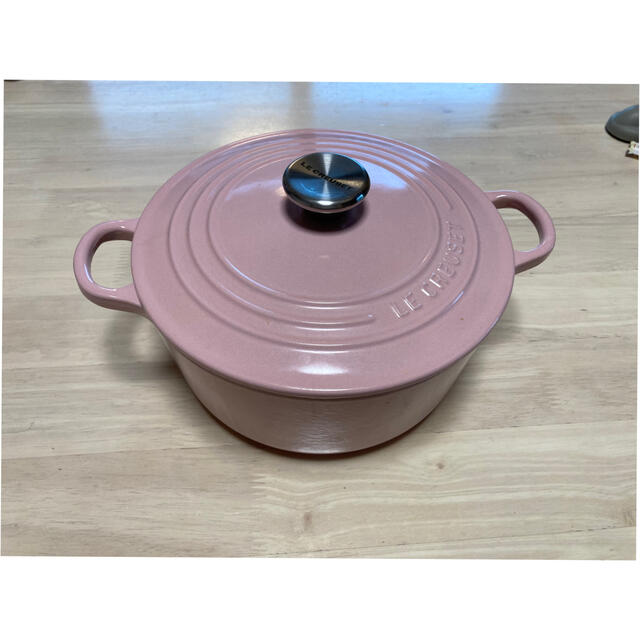 LE CREUSET(ルクルーゼ)のル・クルーゼ　鍋　ピンク　22cm インテリア/住まい/日用品のキッチン/食器(鍋/フライパン)の商品写真