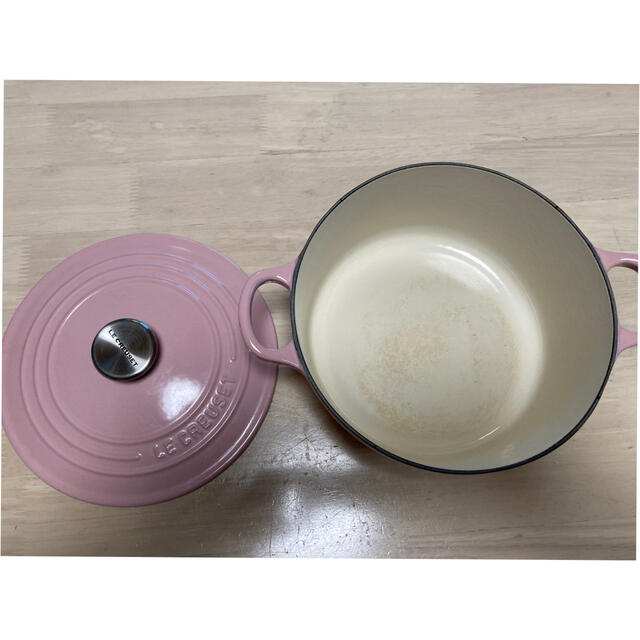 LE CREUSET(ルクルーゼ)のル・クルーゼ　鍋　ピンク　22cm インテリア/住まい/日用品のキッチン/食器(鍋/フライパン)の商品写真