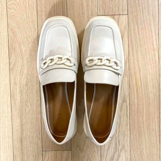 ザラ(ZARA)のZARA  ローファー  ベージュ　白　40 靴　シューズ(ローファー/革靴)