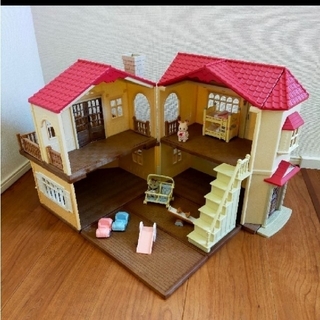 エポック(EPOCH)のレア生産終了小物付き 赤い屋根の大きなお家 なかよし赤ちゃん家具セット付き(ぬいぐるみ/人形)