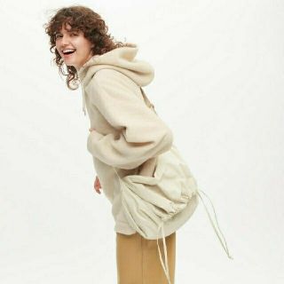 ユニクロ(UNIQLO)の【新品・未開封】UNIQLO U ドローストリングショルダーバッグ Natura(ショルダーバッグ)