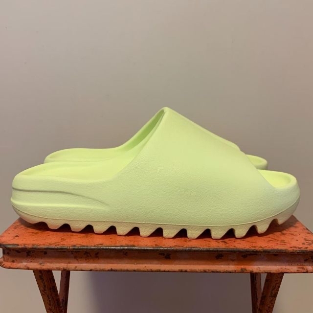 adidas(アディダス)のアディダス　イージースライド グロウグリーン　27.5cm　GLOW GREEN メンズの靴/シューズ(サンダル)の商品写真