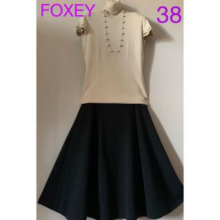 フォクシー(FOXEY)の【FOXEY】ロゴプレート付タートル☆ミルクティーベージュ☆38☆フリルタートル(ニット/セーター)