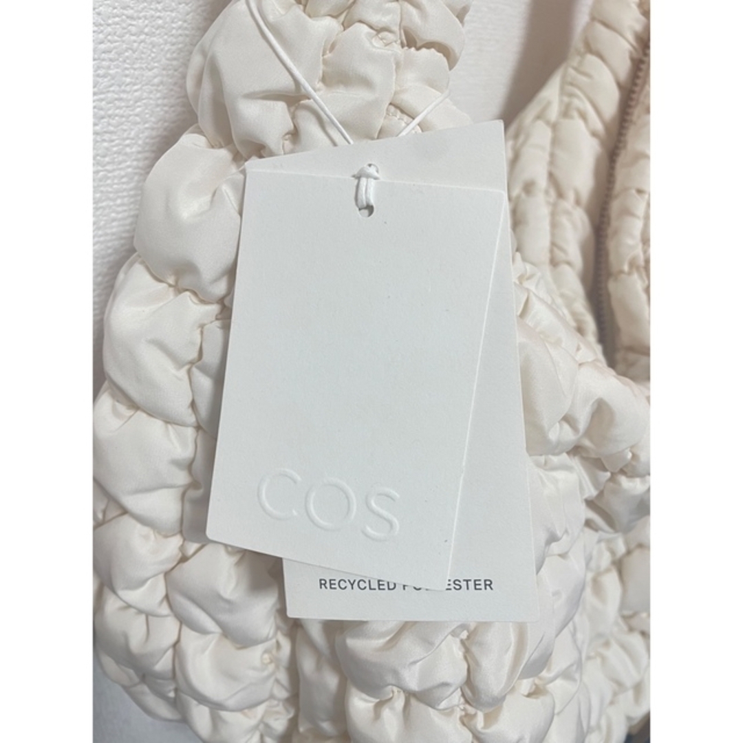 COS(コス)の希少☆cos 新品未使用☆オーバーサイズ キルティングバッグ☆ホワイト レディースのバッグ(ショルダーバッグ)の商品写真