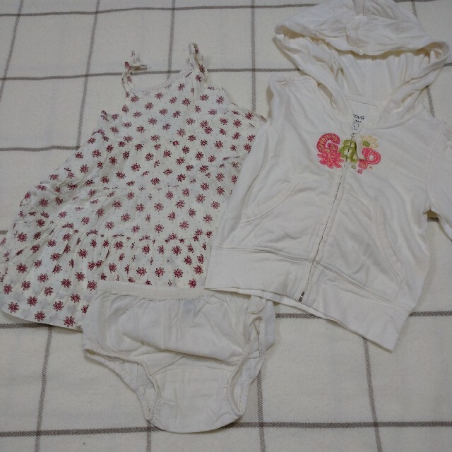 babyGAP(ベビーギャップ)の女の子お洋服まとめ売り 80 キッズ/ベビー/マタニティのベビー服(~85cm)(シャツ/カットソー)の商品写真