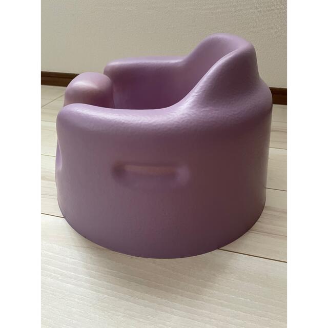 Bumbo(バンボ)のBumbo バンボ　グレープ　紫　赤ちゃん椅子　ベビーソファ　ベルト付き キッズ/ベビー/マタニティの寝具/家具(収納/チェスト)の商品写真