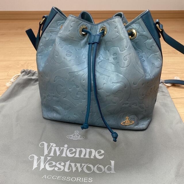 Vivienne Westwood(ヴィヴィアンウエストウッド)のヴィヴィアンウエストウッド　レザー　巾着　ショルダーバッグ オーブ　型押し　総柄 レディースのバッグ(ショルダーバッグ)の商品写真