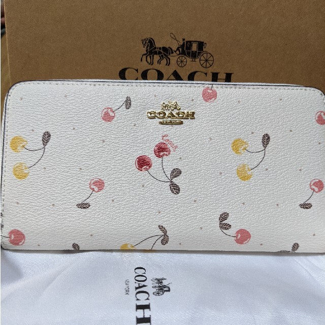 COACH  長財布　ラウンドファスナー　さくらんぼ白