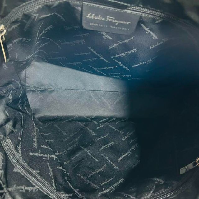 Salvatore Ferragamo(サルヴァトーレフェラガモ)のフェラガモ トートバッグ ナイロン レザー 黒 ガンチーニ 総柄 レディースのバッグ(トートバッグ)の商品写真