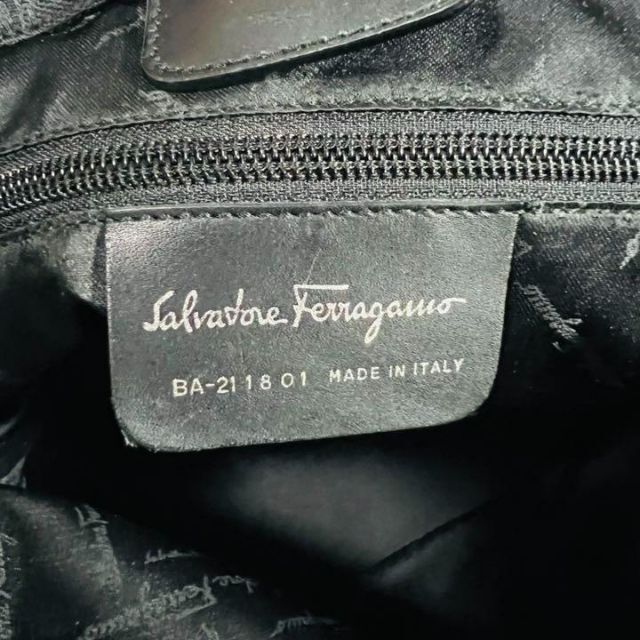 Salvatore Ferragamo(サルヴァトーレフェラガモ)のフェラガモ トートバッグ ナイロン レザー 黒 ガンチーニ 総柄 レディースのバッグ(トートバッグ)の商品写真