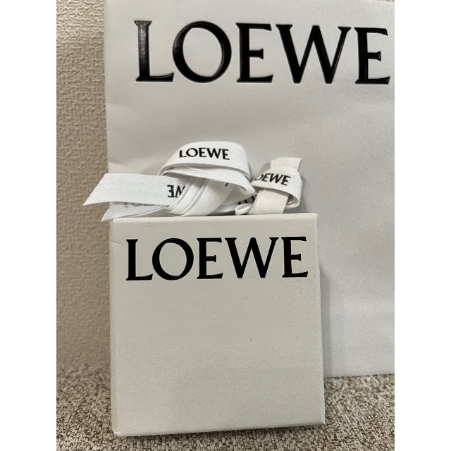 LOEWE(ロエベ)のLOEWE 箱　ショップ袋　リボン2本付き レディースのバッグ(ショップ袋)の商品写真