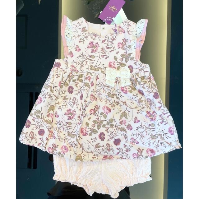 BeBe(ベベ)の新品　Bebe べべ　リバティー柄花柄ワンピースセット　ピンクS70-80 キッズ/ベビー/マタニティのベビー服(~85cm)(ワンピース)の商品写真