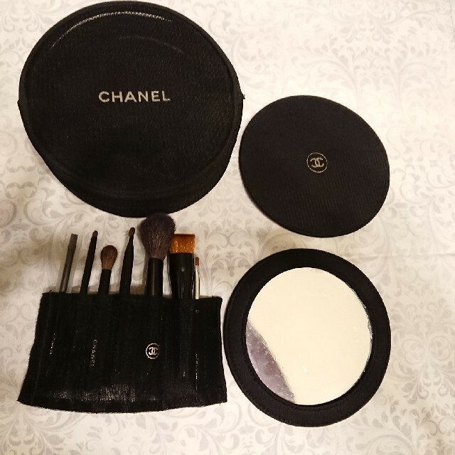 CHANEL(シャネル)の★ロココ様専用 シャネル ノベルティー ブラシセット ポーチ、鏡つき コスメ/美容のコスメ/美容 その他(その他)の商品写真