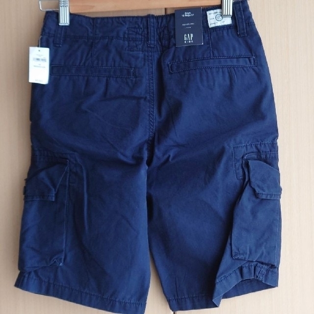 GAP Kids(ギャップキッズ)の[新品] GAP ハーフカーゴパンツ150　ベージュ＆紺 キッズ/ベビー/マタニティのキッズ服男の子用(90cm~)(パンツ/スパッツ)の商品写真