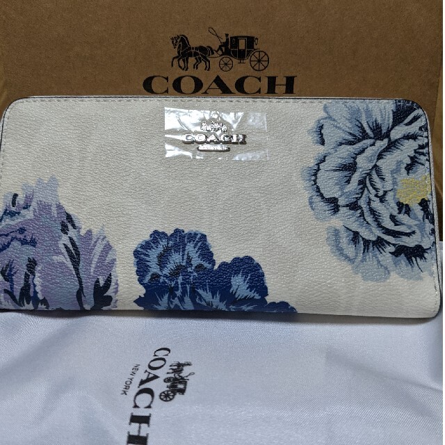 COACH(コーチ)のCOACH  長財布　白系シグネチャー青い大きな花柄 レディースのファッション小物(財布)の商品写真