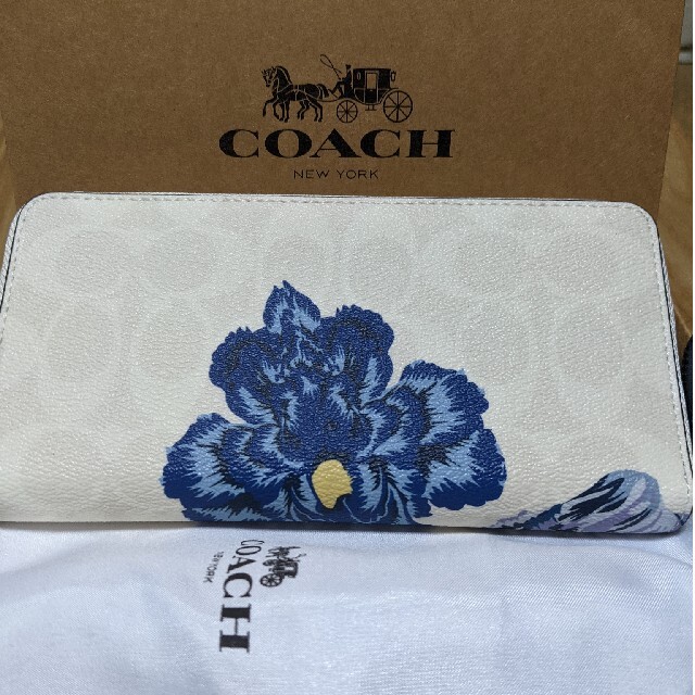 COACH(コーチ)のCOACH  長財布　白系シグネチャー青い大きな花柄 レディースのファッション小物(財布)の商品写真