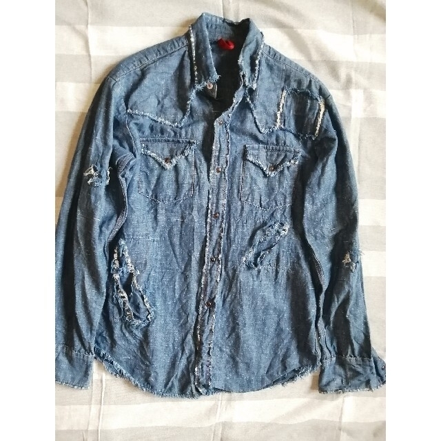 Levi's(リーバイス)の美品　Lサイズ　Levi's　フリンジダメージ加工デニムシャツ メンズのトップス(シャツ)の商品写真