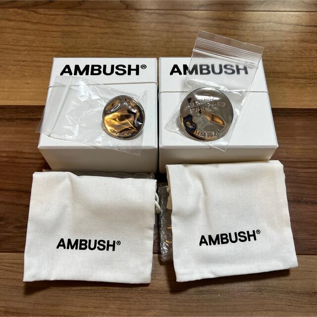 AMBUSH(アンブッシュ)のLevi’s × AMBUSH  ピンバッジ　大小セット エンタメ/ホビーのアニメグッズ(バッジ/ピンバッジ)の商品写真