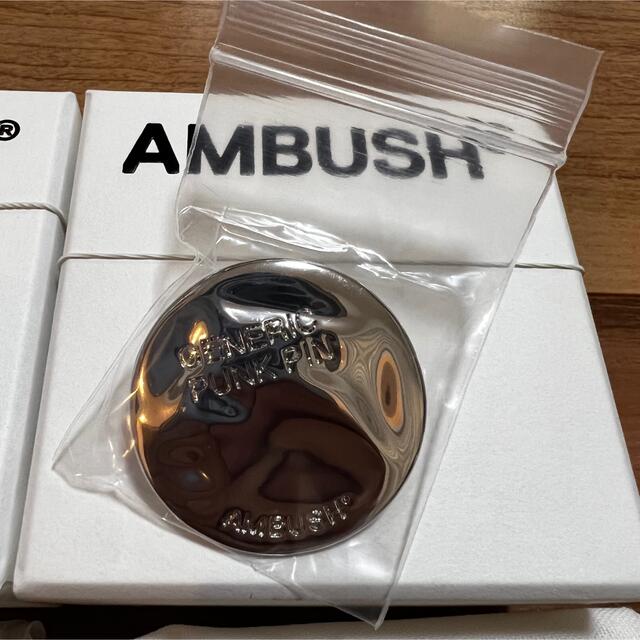 AMBUSH(アンブッシュ)のLevi’s × AMBUSH  ピンバッジ　大小セット エンタメ/ホビーのアニメグッズ(バッジ/ピンバッジ)の商品写真