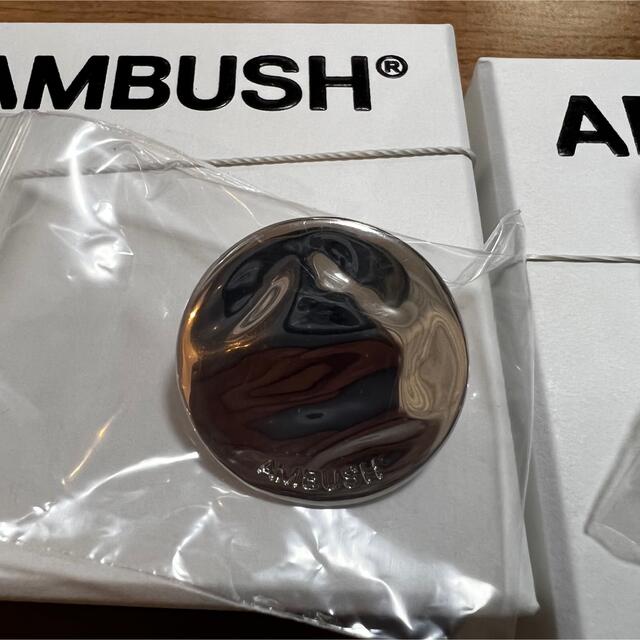 AMBUSH(アンブッシュ)のLevi’s × AMBUSH  ピンバッジ　大小セット エンタメ/ホビーのアニメグッズ(バッジ/ピンバッジ)の商品写真