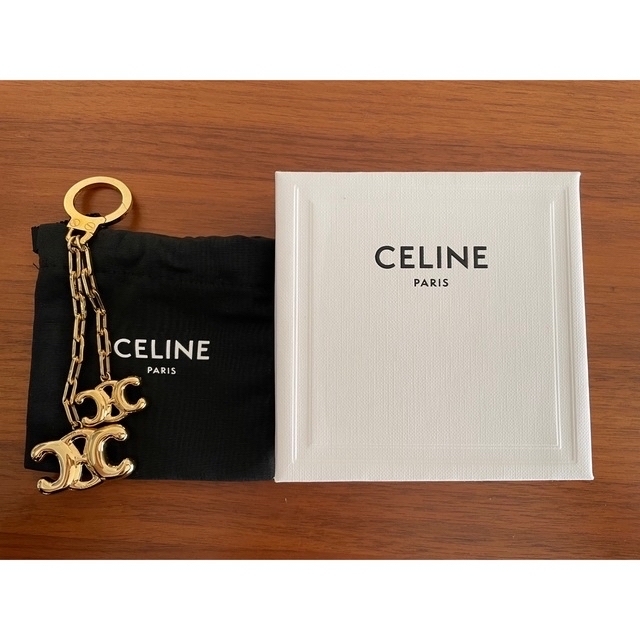 celine(セリーヌ)の【美品】お値下げ致しました！CELINE ロゴチャーム レディースのアクセサリー(チャーム)の商品写真