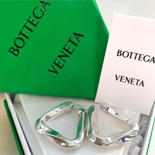 ボッテガヴェネタ(Bottega Veneta)の【美品】ボッテガヴェネタ エッセンシャルピアス 3.8cm シルバー(ピアス)