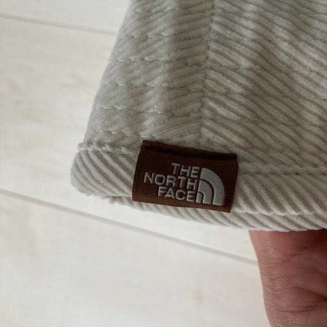 THE NORTH FACE(ザノースフェイス)のノースフェイス　バケットハット　アイボリー　コーデュロイ レディースの帽子(ハット)の商品写真