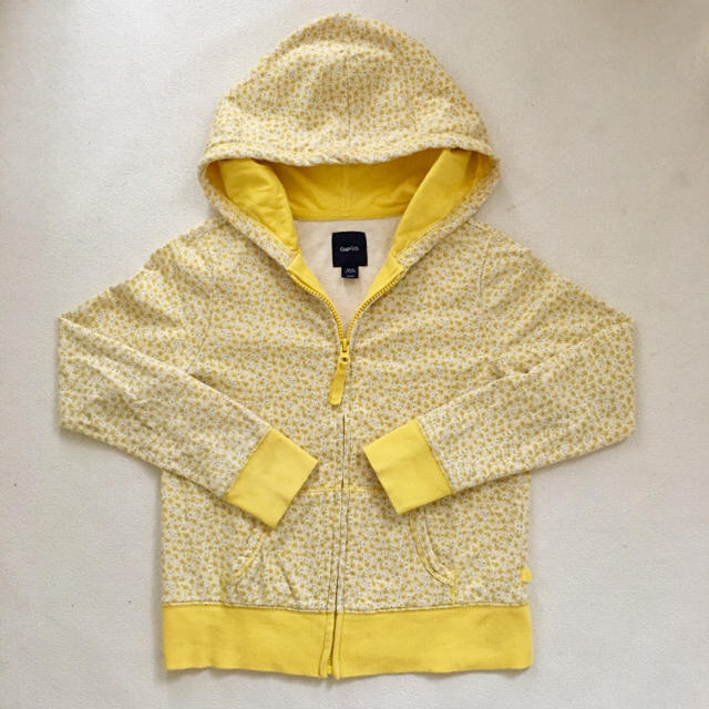 GAP Kids(ギャップキッズ)のナナコ様専用 GAP KIDS イエロー小花柄パーカー size130 キッズ/ベビー/マタニティのキッズ服女の子用(90cm~)(ジャケット/上着)の商品写真