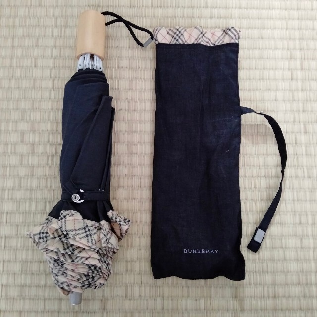 BURBERRY(バーバリー)の【ろったん様専用】BURBERRY バーバリー　日傘　黒　二つ折り レディースのファッション小物(傘)の商品写真