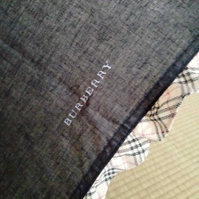 BURBERRY(バーバリー)の【ろったん様専用】BURBERRY バーバリー　日傘　黒　二つ折り レディースのファッション小物(傘)の商品写真