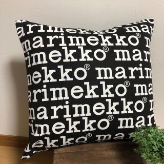 マリメッコ(marimekko)のマリメッコロゴ生地　ハンドメイド　クッションカバー(クッションカバー)