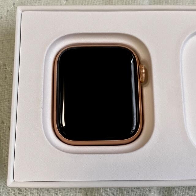 Apple Watch(アップルウォッチ)のApple Watch SE 40mm ゴールドアルミニウム スマホ/家電/カメラのスマートフォン/携帯電話(その他)の商品写真