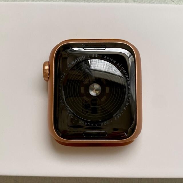 Apple Watch(アップルウォッチ)のApple Watch SE 40mm ゴールドアルミニウム スマホ/家電/カメラのスマートフォン/携帯電話(その他)の商品写真