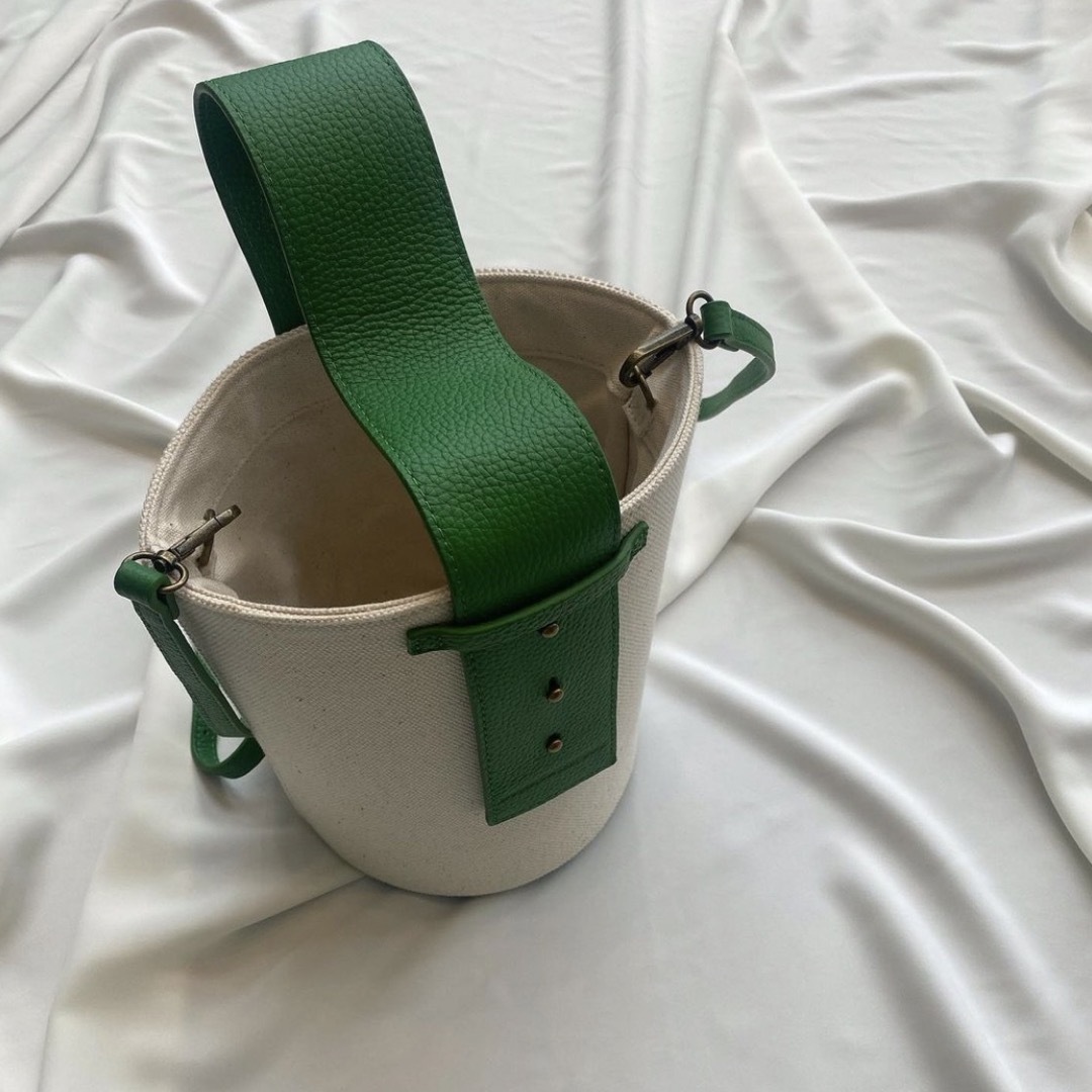 room306 CONTEMPORARY(ルームサンマルロクコンテンポラリー)のThick Belt Round Bucket Bag レディースのバッグ(ハンドバッグ)の商品写真